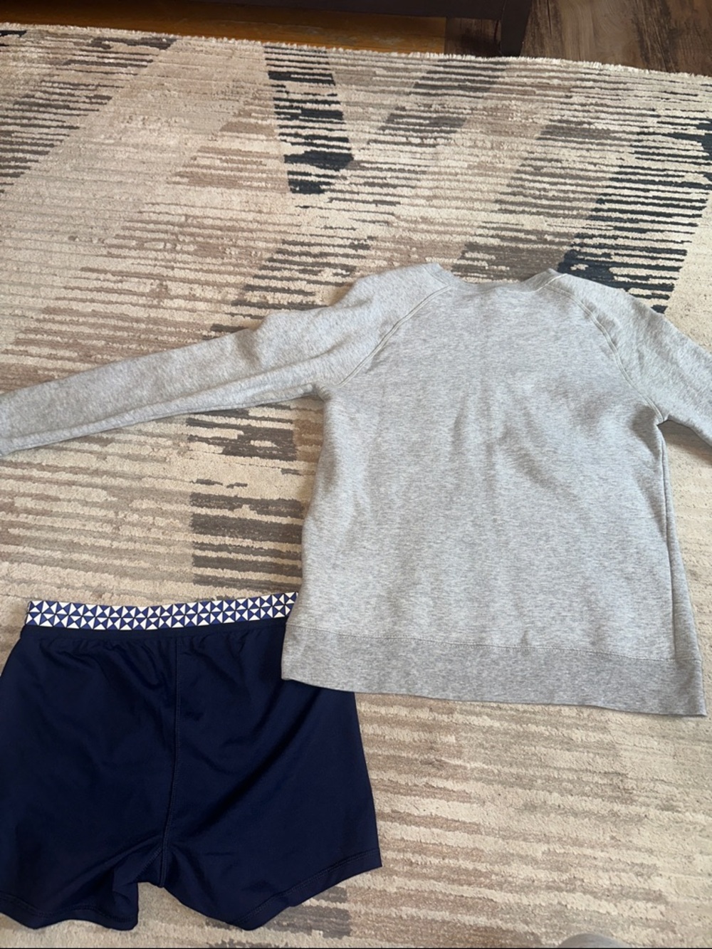 Tory Sport Light Gray Crewneck Sweatshirt with Light Blue Logo and shorts large - Picture 4 of 4